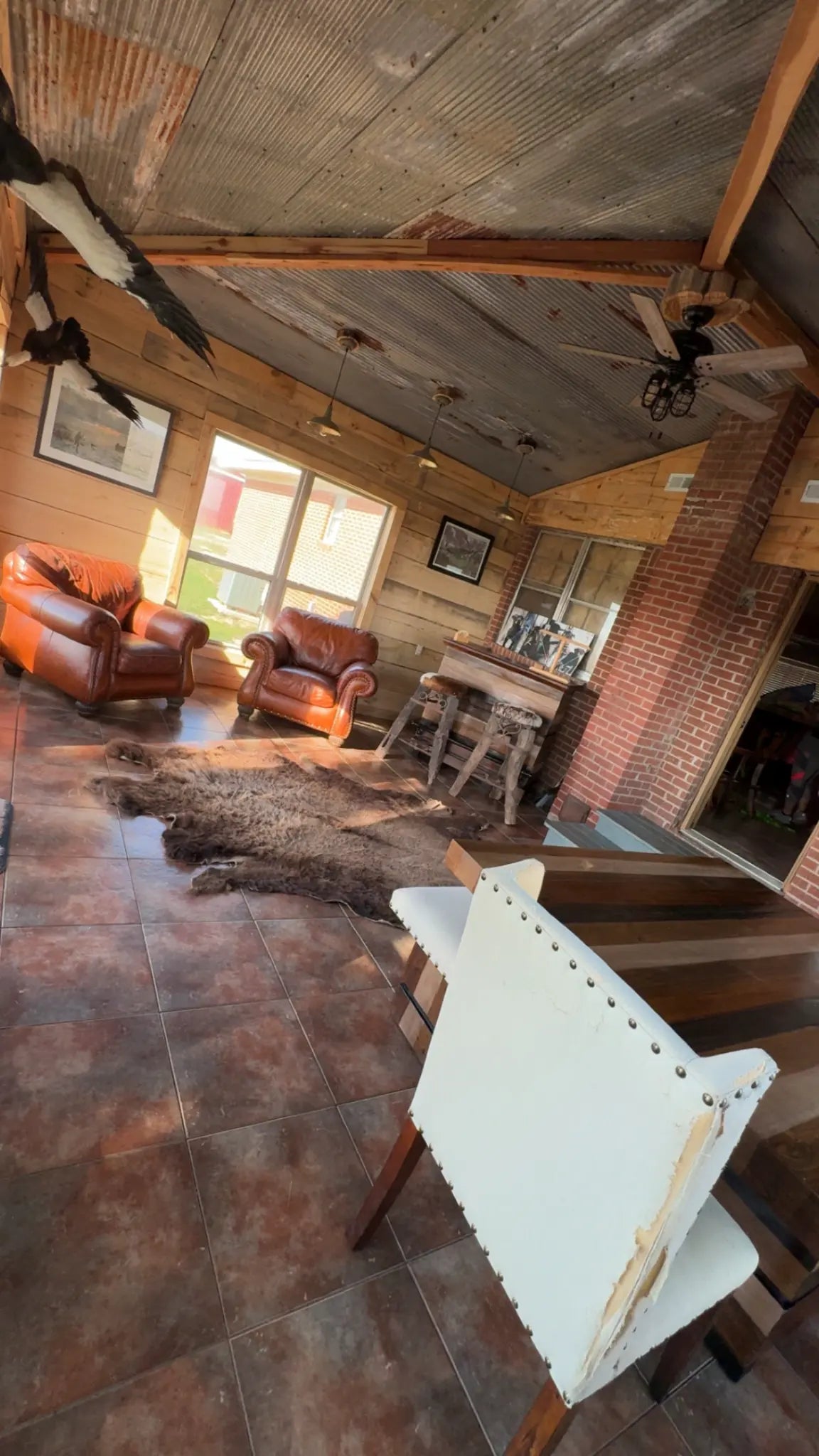 Open gathering room inside The Mallard’s Nest hunting cabin